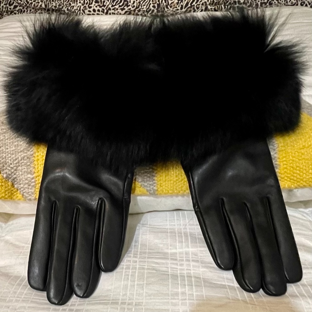 BRAND NEW💚💚💚💚Black leather and fox fur gloves